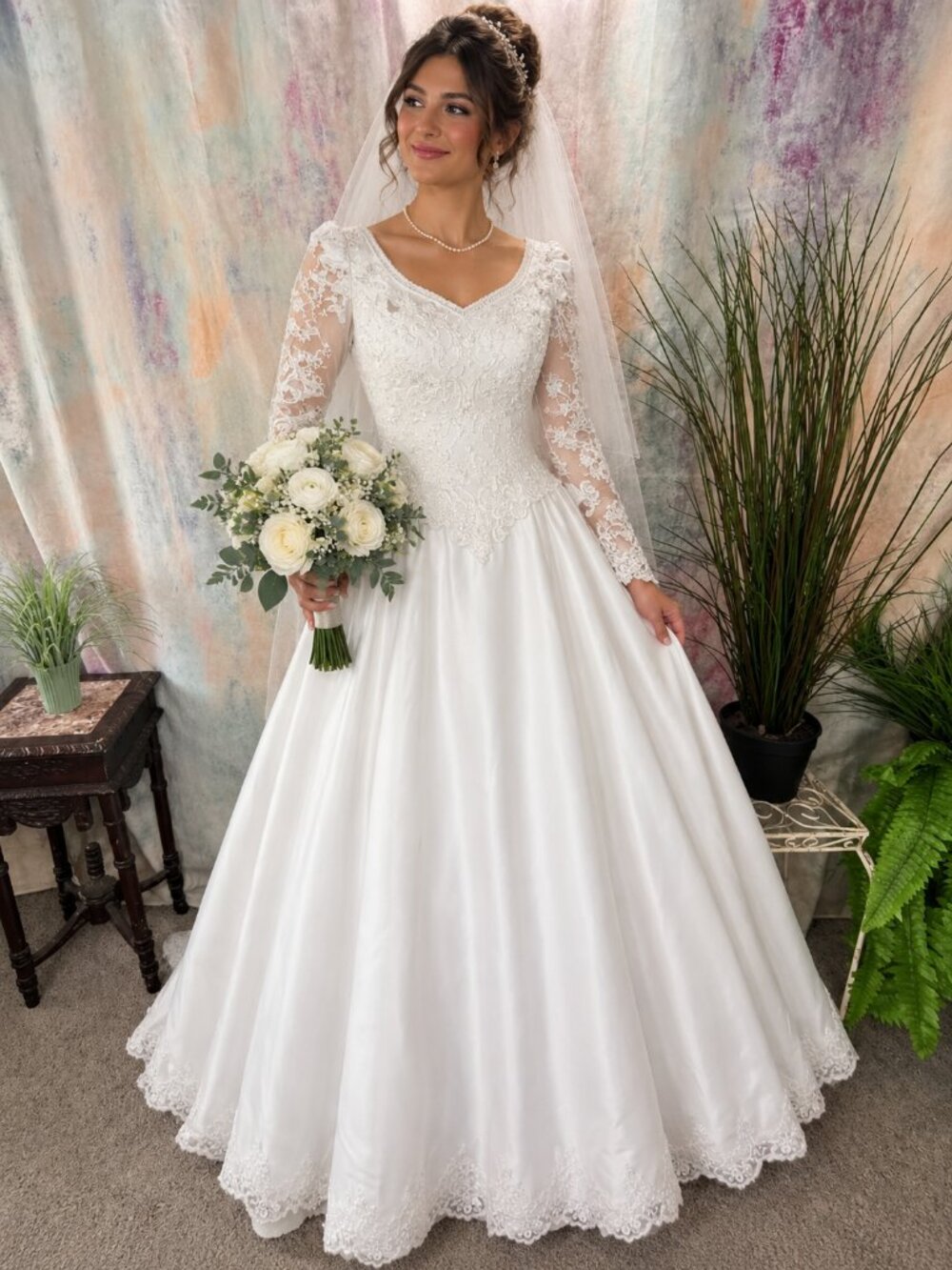 VTG 📌 Michelangelo Romantic 90s Princess Lace & Beaded Gown with Short Train